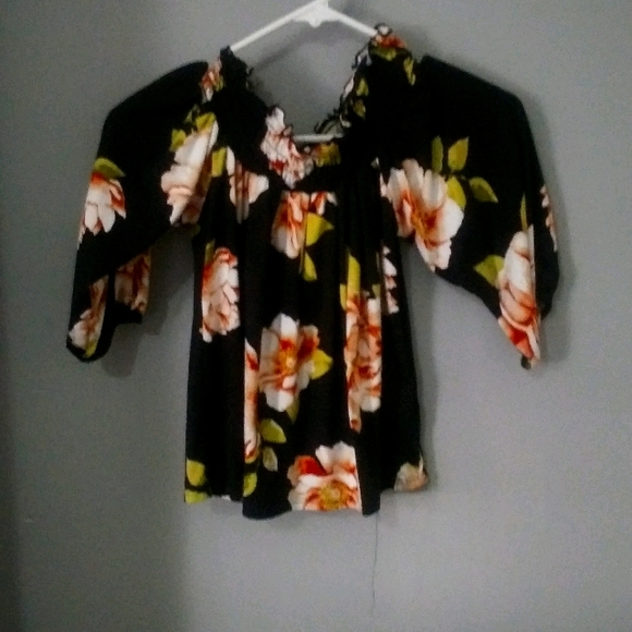 This floral top great for every ware - Picture 1 of 1